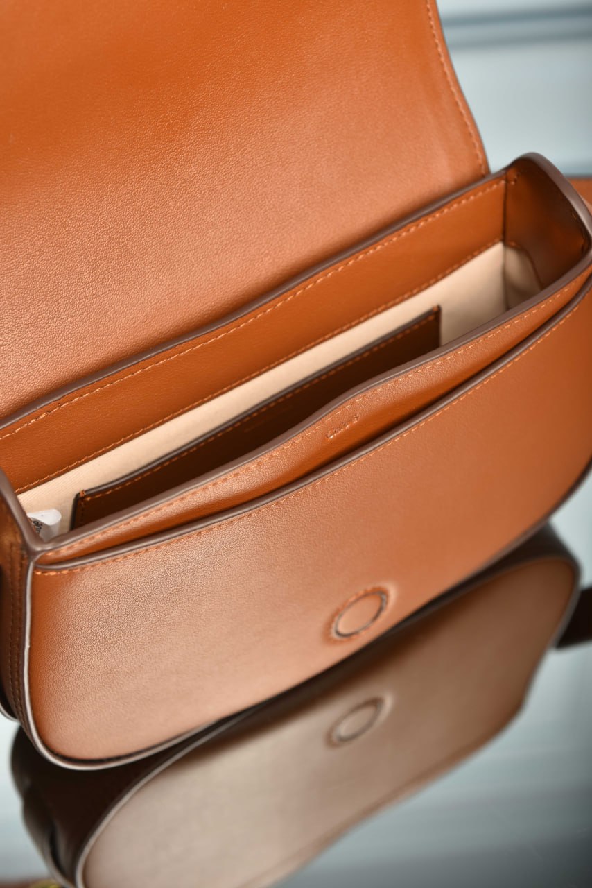 Horse Medal Saddle Bag in Grained Leather