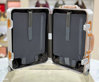Carry-On Cabin Twist