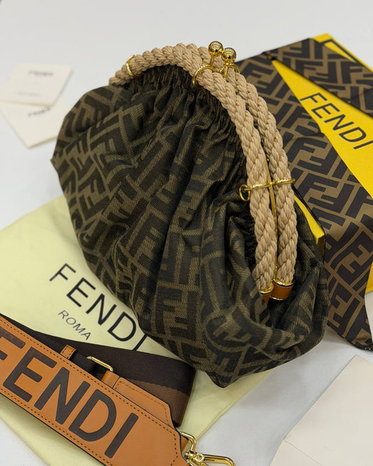 Zucca Shell Clutch