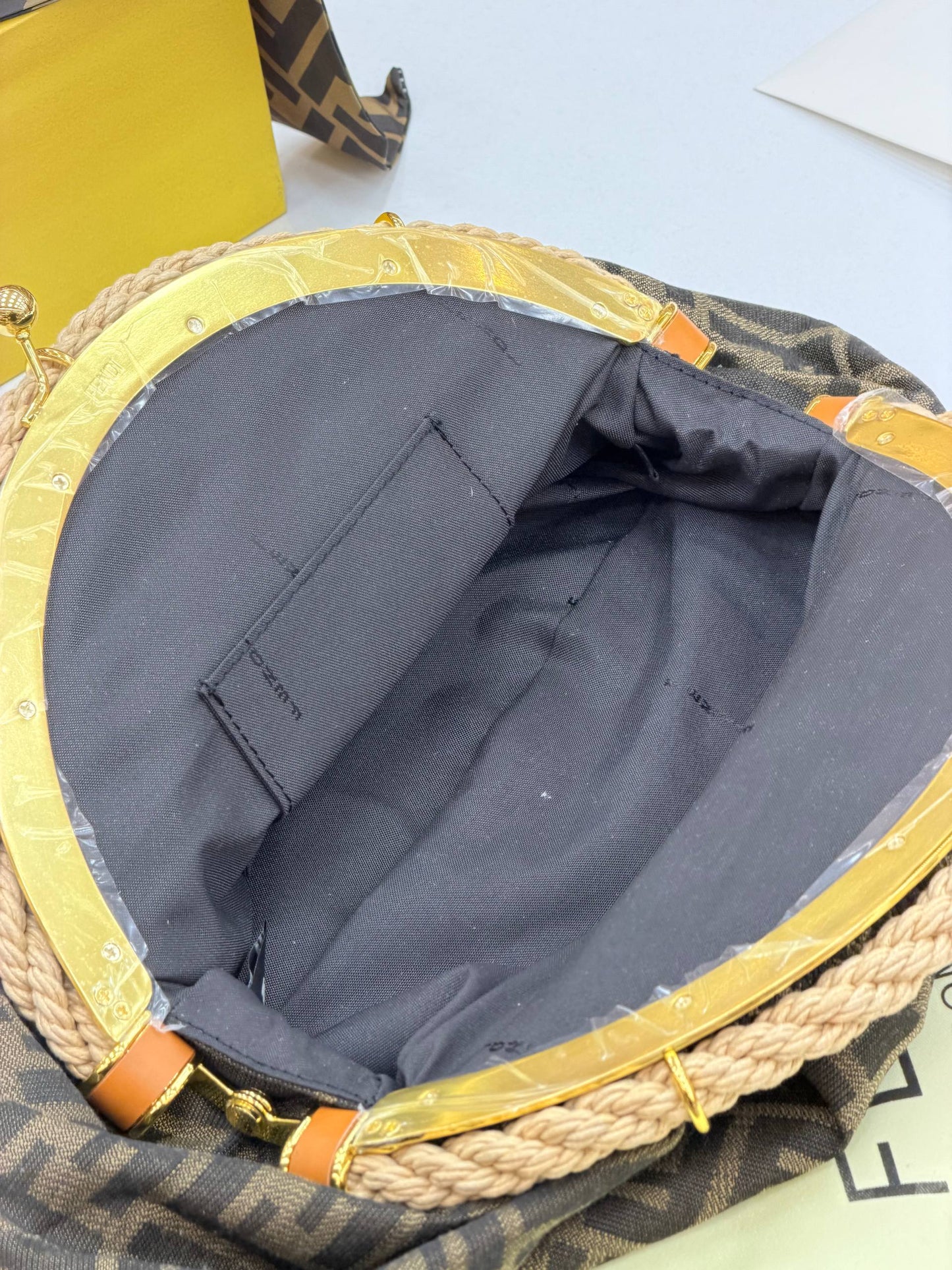 Zucca Shell Clutch