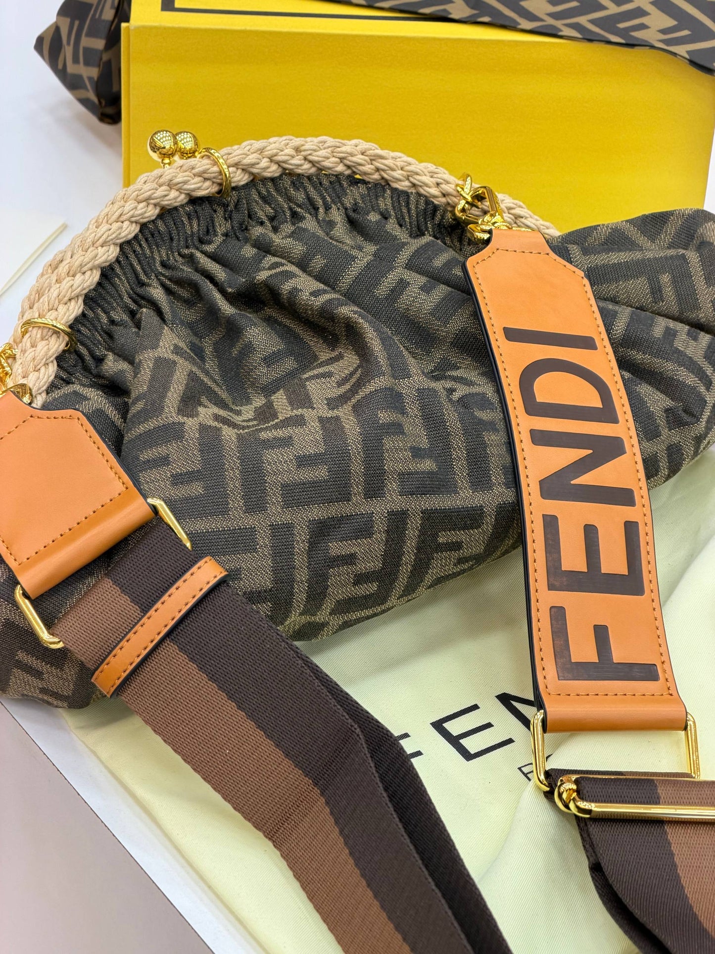 Zucca Shell Clutch