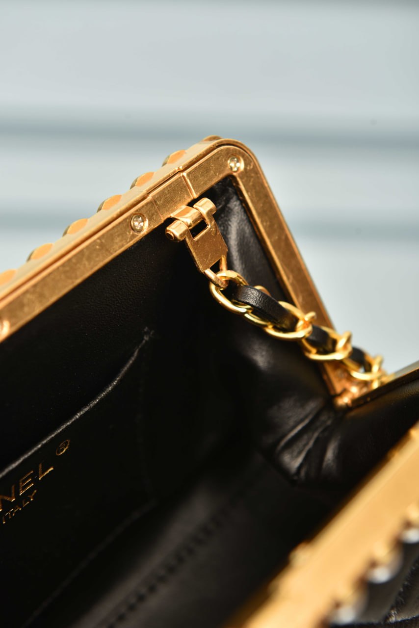Chain Clutch Pearl