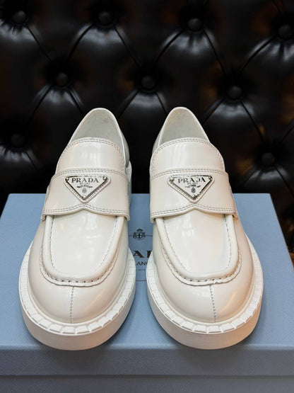 Logo-Plaque Loafer