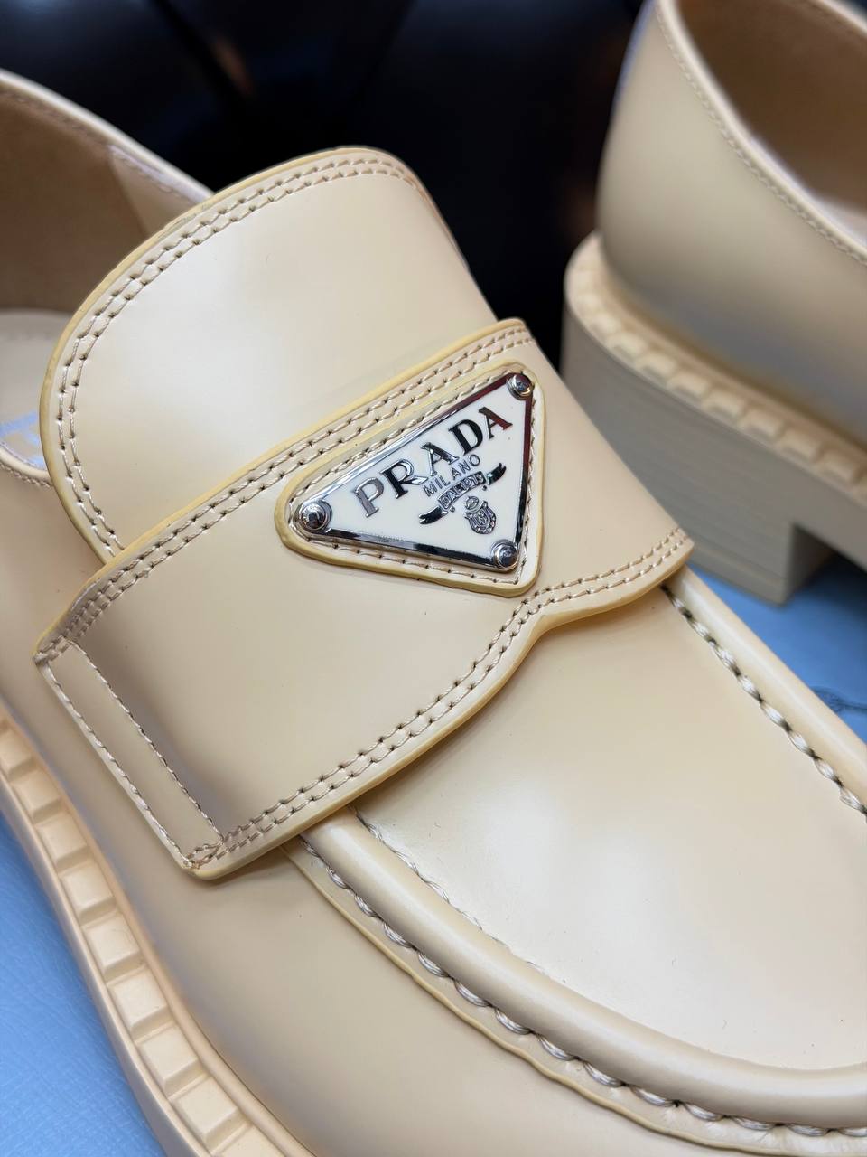 Logo-Plaque Loafer