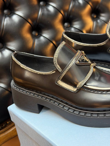 Logo-Plaque Loafer